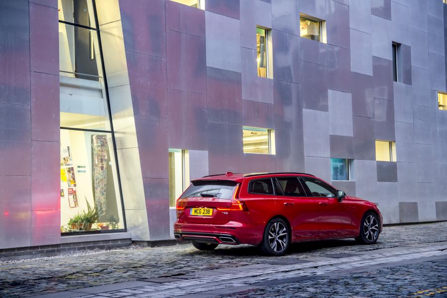  Volvo V60 T5 R-Design 2018 года  (UK) (фото 31 из 40)
